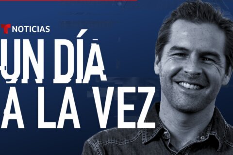Noticias Telemundo lanza ‘Un Día A La Vez’, nuevo podcast conducido por Julio Vaqueiro