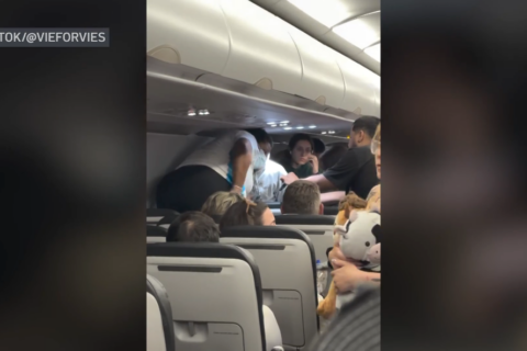 Terror en pleno vuelo: lo acusan de intentar abrir la puerta en un avión de Frontier