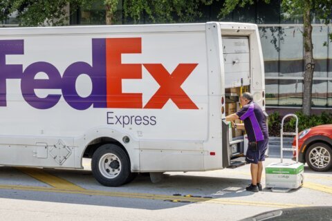 Fedex se aligera: compañía francesa de contenedores compra su división logística