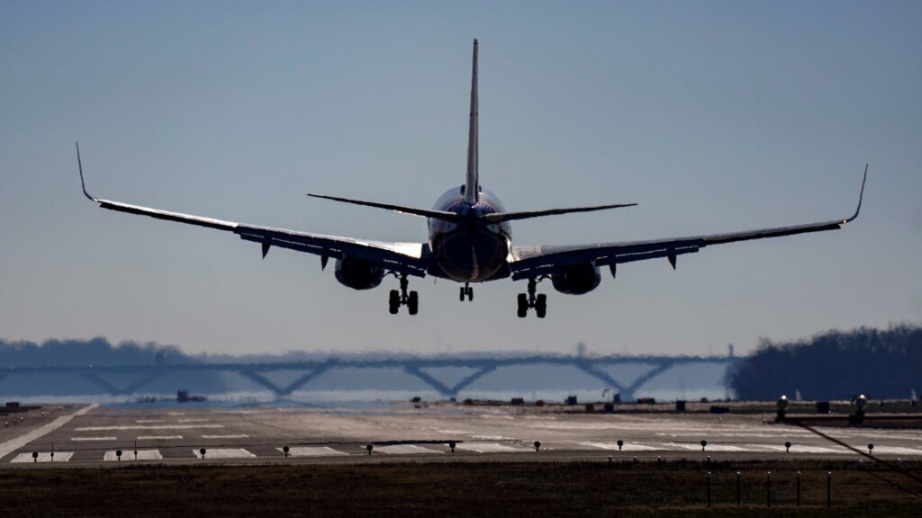 Jetting off for a summer vacation? How to eat and drink to minimize jet lag