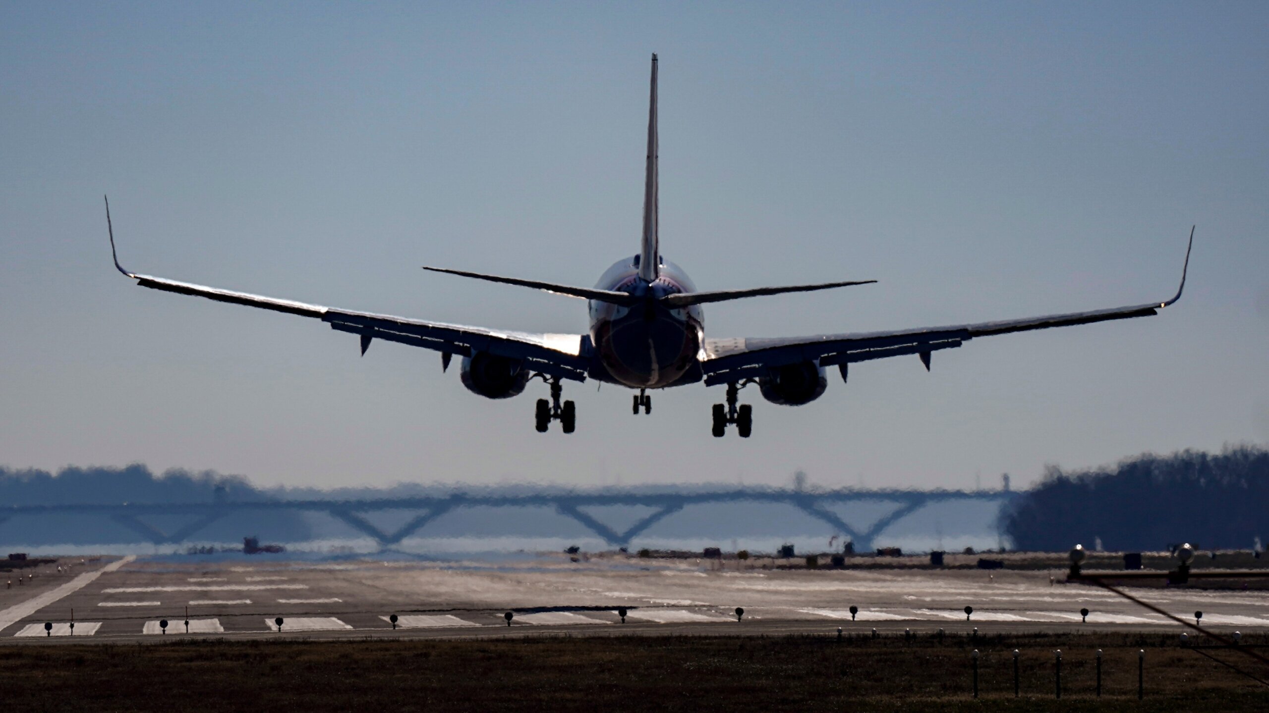 Jetting off for a summer vacation? How to eat and drink to minimize jet lag