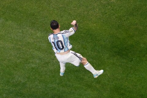 Lionel Messi leads Argentina to 3-2 comeback victory over Egypt and spot in World Cup quarterfinals