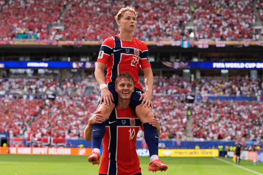 England and Norway tied 1-1 at halftime of World Cup quarterfinal