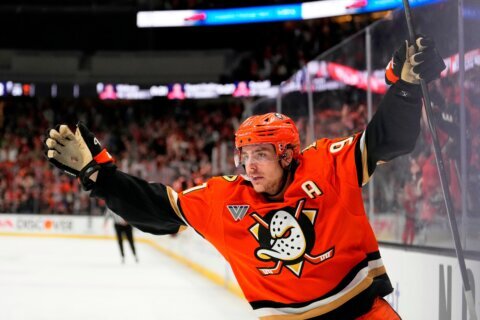 Flyers sign Ducks center Carlsson to 5-year, $90 million offer sheet; Anaheim has 7 days to match
