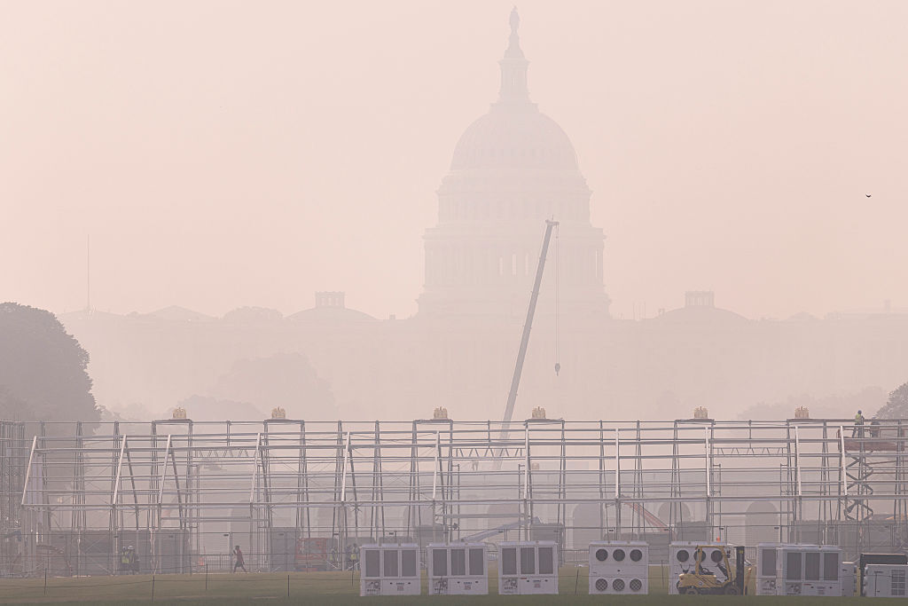 El humo de los incendios forestales masivos en Canadá y Minnesota envuelve el horizonte de DC, reduciendo la visibilidad y proyectando una neblina de color sobre el edificio del Capitolio de EE. UU.