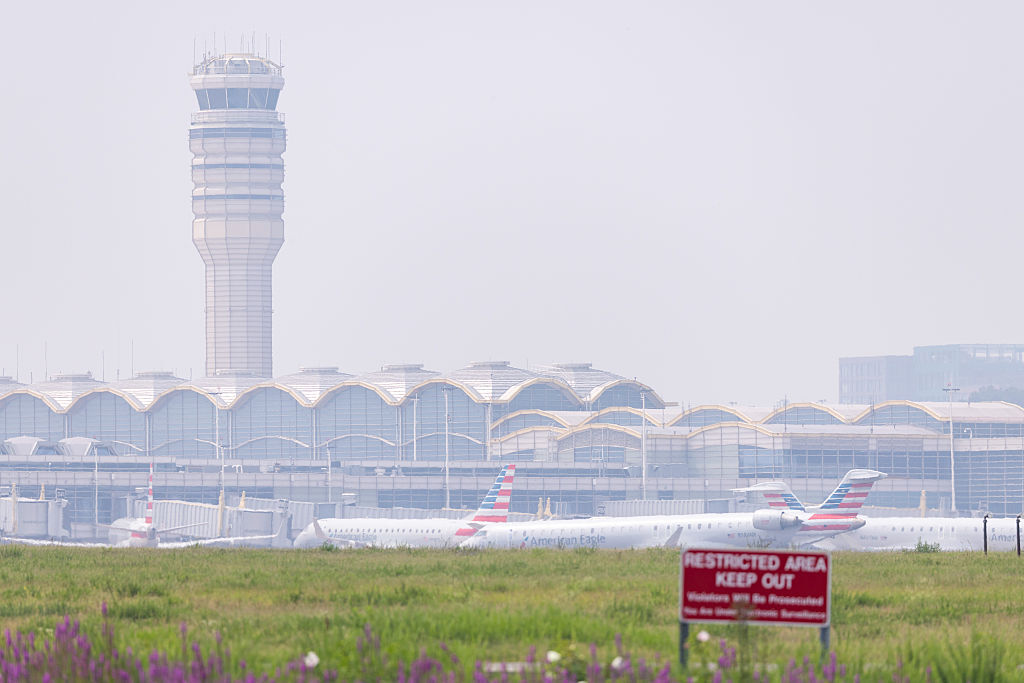 WASHINGTON, DC - 17 DE JULIO: El humo de los incendios forestales masivos en Canadá y Minnesota envuelve el horizonte de Washington, DC, reduciendo la visibilidad y proyectando una neblina de color sobre el Aeropuerto Nacional Ronald Reagan de Washington el 17 de julio de 2026 en Washington, DC. Las autoridades continúan monitoreando las condiciones inseguras mientras las alertas de calidad del aire están vigentes en una gran parte de los Estados Unidos. (Foto de Finn Gómez/Getty Images)