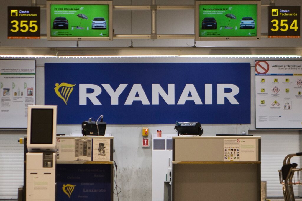 US investigators lead probe into Ryanair flight where man was partly sucked out of broken window