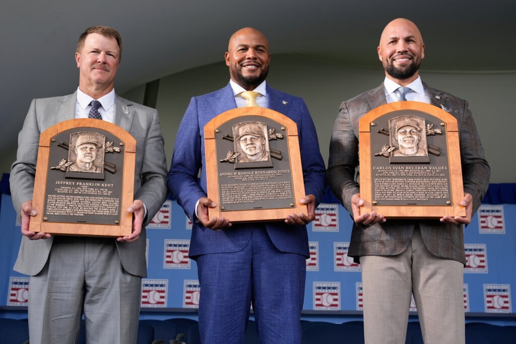 Beltrán, Jones and Kent pay tribute to home and family during Baseball Hall of Fame inductions