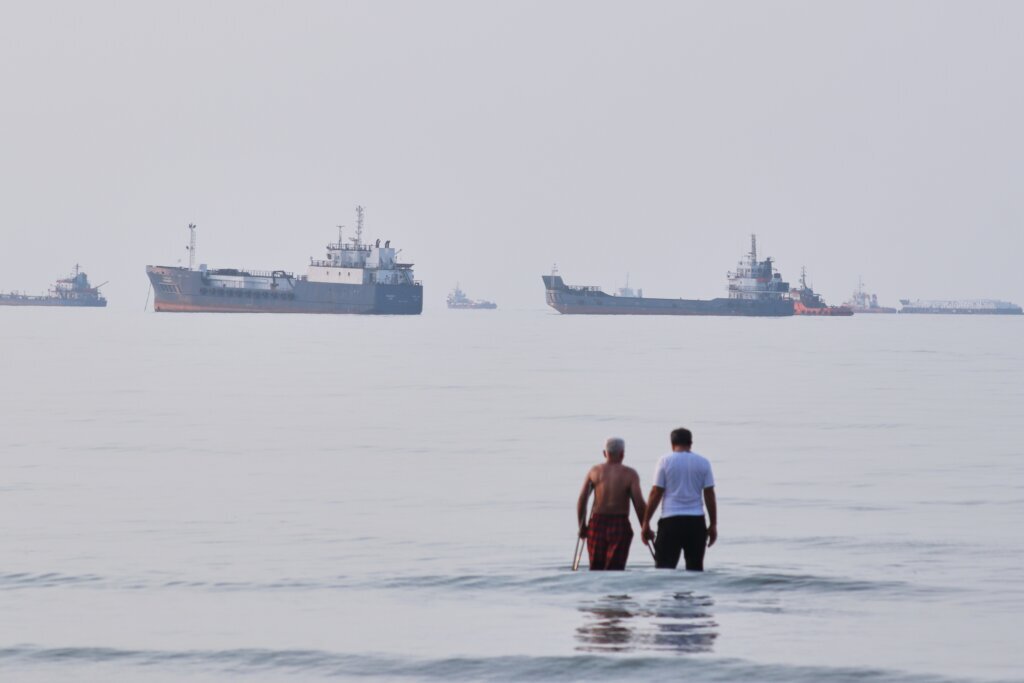US pauses attacks on Iran for a second straight day and Tehran does too
