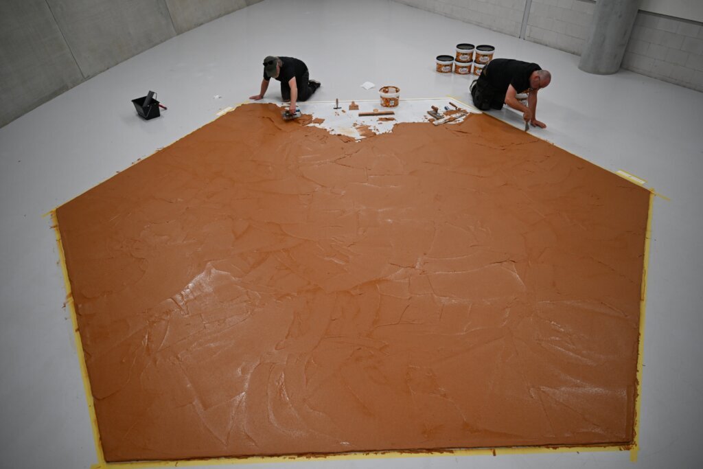 Museum honors a late artist by covering its floor in enough peanut butter to make 15,000 sandwiches