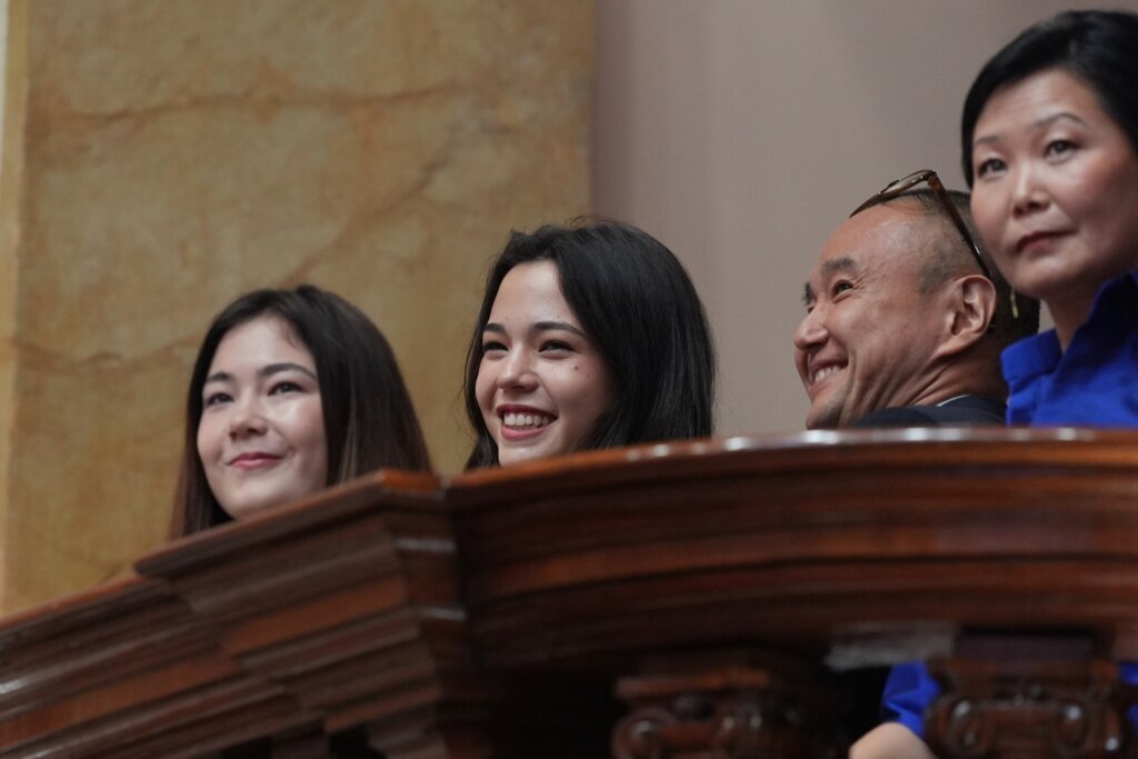 Keiko Fujimori is inaugurated as Peru’s president following a narrow election victory