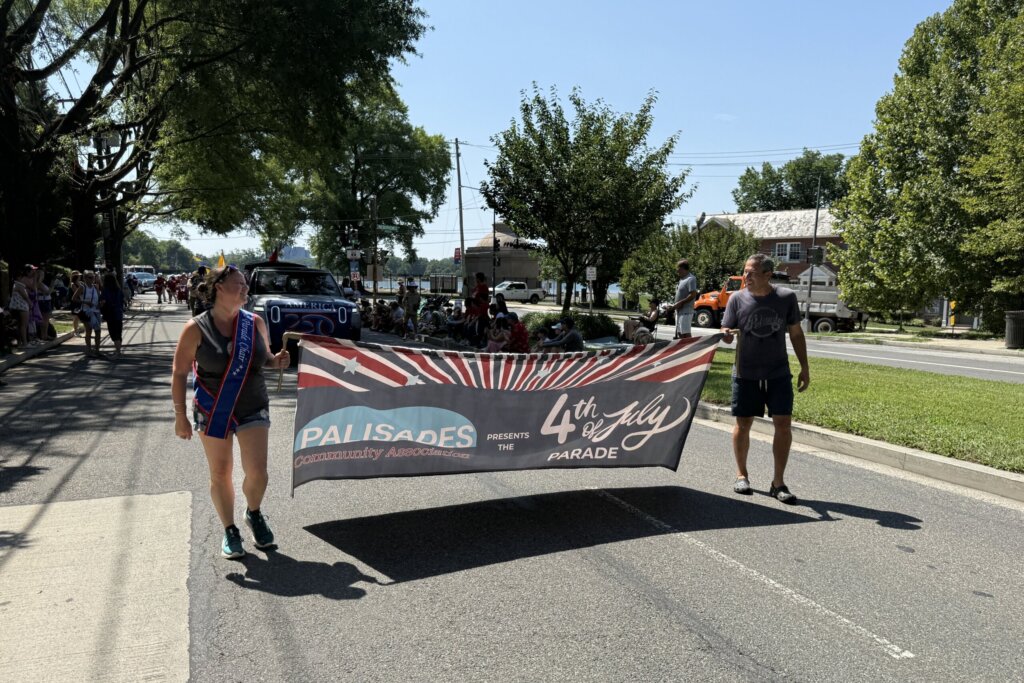 60th annual Fourth of July parade in the Palisades goes off without a hitch, despite the heat