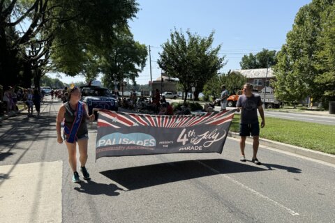 60th annual Fourth of July parade in the Palisades goes off without a hitch, despite the heat