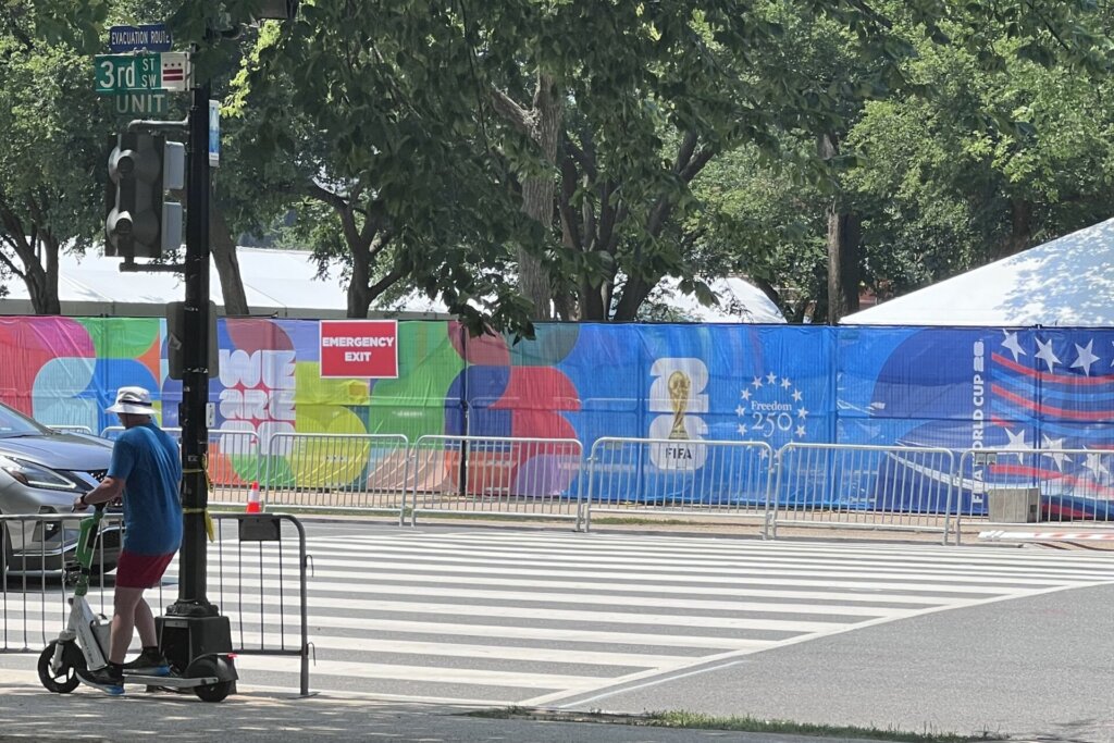Fans gearing up to cheer on Folarin Balogun and Team USA on the National Mall