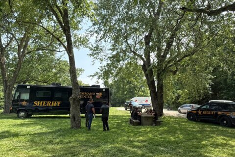 Attempt to save a struggling swimmer leaves 5 dead in an Ohio river