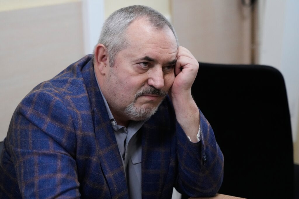 A Putin critic is convicted on charges that will keep him from campaigning for Russia’s parliament
