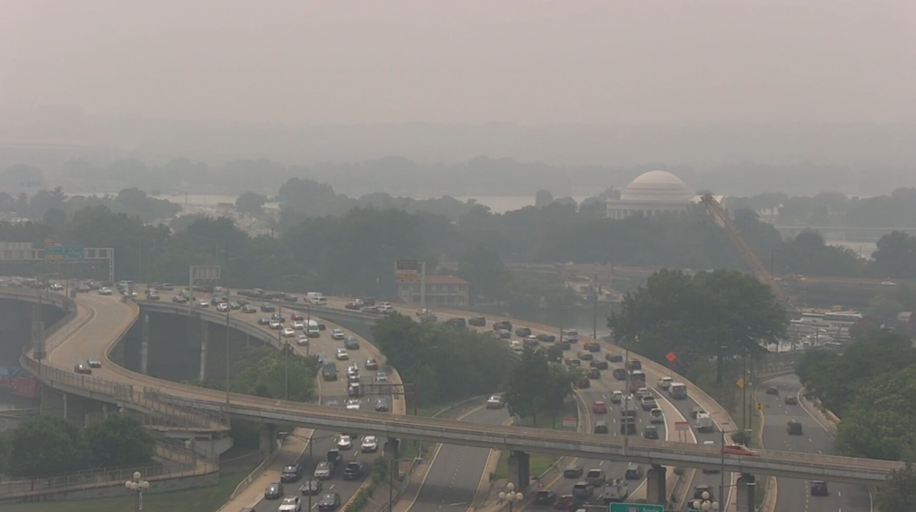 Una cámara WTOP que muestra el espeso humo de los incendios forestales sobre la Interestatal 395 y el Jefferson Memorial. (OMPI/Dave Dildine)