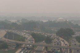 A WTOP camera showing thick wildfire smoke over Interstate 395 and the Jefferson Memorial. (WTOP/Dave Dildine)