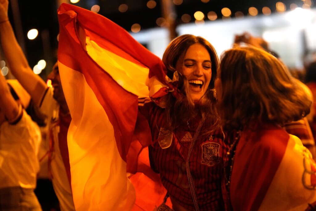 Spain’s World Cup champions head home for a royal welcome and a parade through Madrid