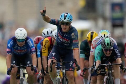 Merlier wins crash-marred 12th stage of the Tour de France, Pogacar retains overall lead