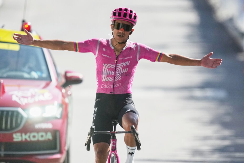 Carapaz wins stage 18 of the Tour de France with a late breakaway, Pogacar keeps overall lead