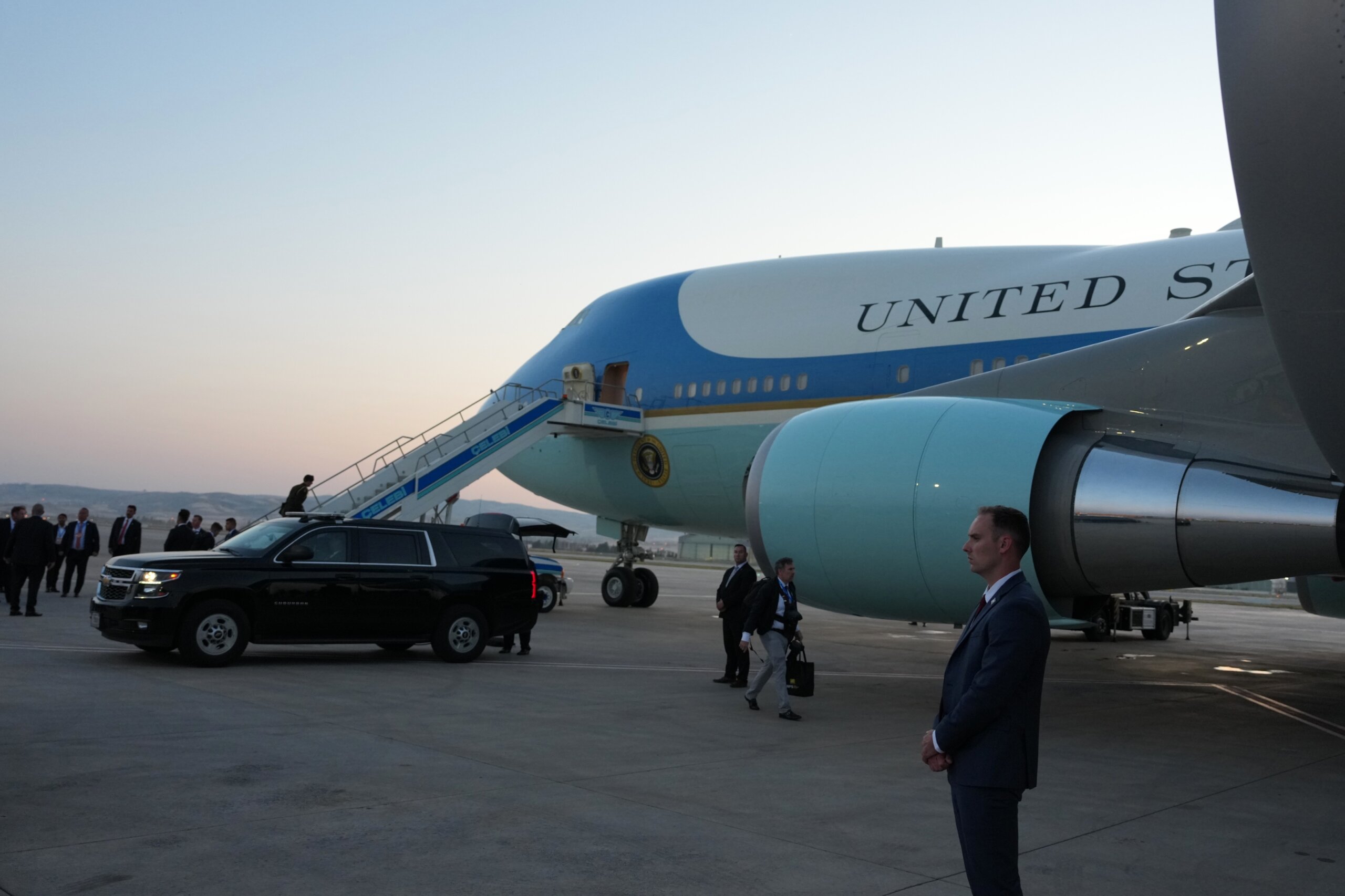In an unexpected exchange, Trump returns from Turkey aboard an old Air Force One rather than the jet gifted by Qatar. In an unexpected exchange, Trump returns from Turkey aboard an old Air Force One rather than the jet gifted by Qatar.