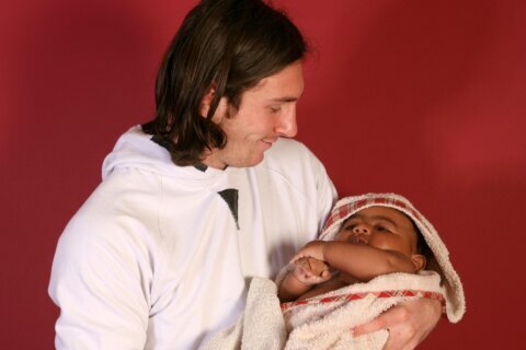 Topps to release a trading card of the photo of a young Messi holding infant Lamine Yamal