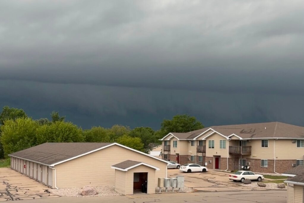 Wisconsin tornado causes extensive damage and cuts power to thousands of homes