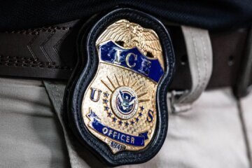 After federal immigration agents shot and killed two people this month, the Department of Homeland Security now says every arrest team going forward will have at least one officer wearing a body camera. Also on Wednesday, President Trump overturned an order that would've stopped ICE agents from performing some traffic stops. CBS News homeland security correspondent Nicole Sganga has more details on ICE policy changes.