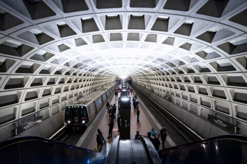 Metro cierra tres estaciones de la Línea Roja durante el verano: aquí las alternativas
