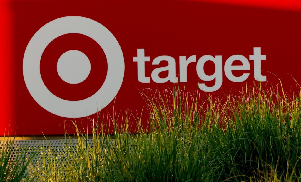 Target retira más de 200,000 pares de sandalia infantil por ‘riesgo de lesiones graves o muerte’