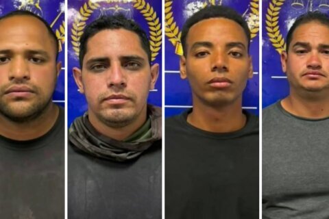 Detenidos cuatro policías en Venezuela por apropiarse de dinero hallado entre escombros, según autoridades