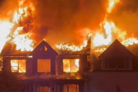 Padre muere al salvar a su hijo de un incendio posiblemente causado por pirotecnia: Maryland
