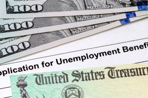 Leve alivio en el mercado laboral: solicitudes de ayuda por desempleo bajan a 215,000