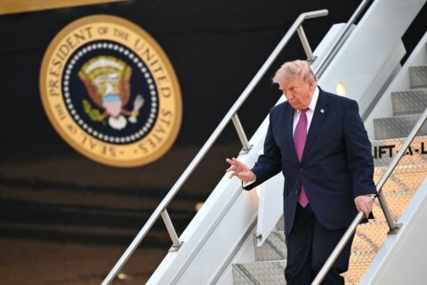 Trump publica foto manipulada de los Obama y el Air Force One con grafiti en el avión