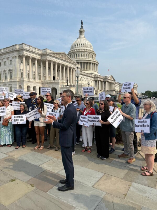 Walkinshaw speaks to crowd on capitol hill