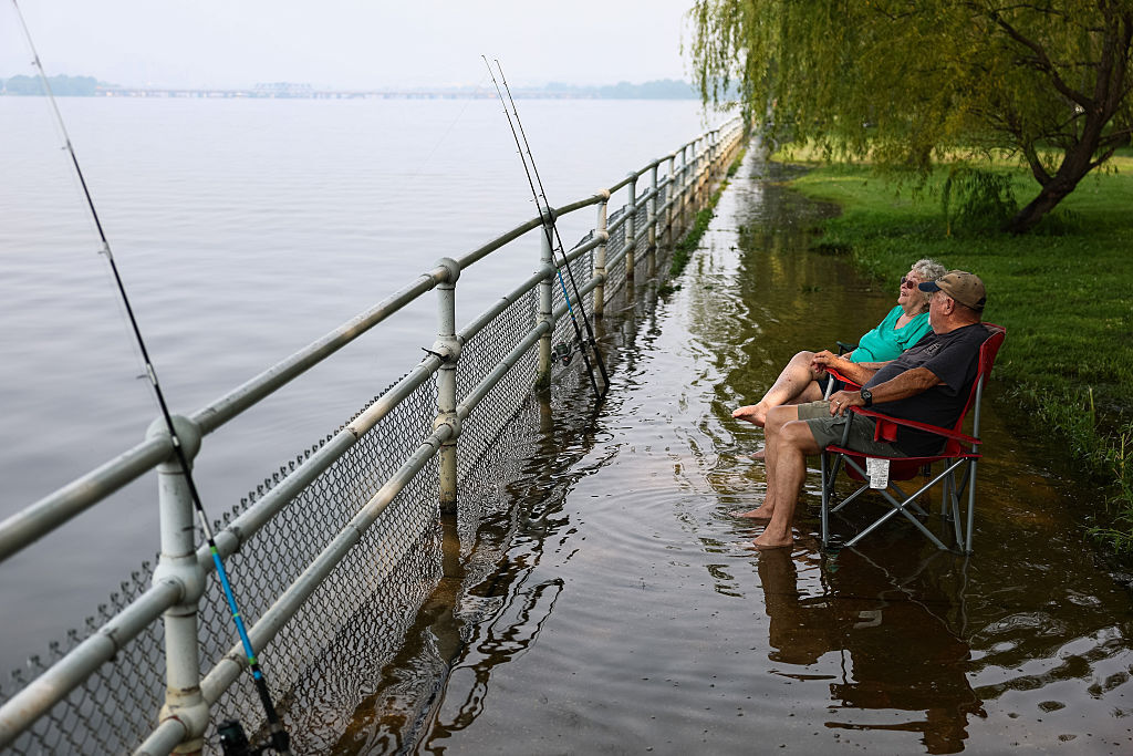 WASHINGTON, DC – 17 DE JULIO: Nancy y Thomas Rinker se relajan mientras pescan a lo largo del río Potomac mientras el humo de los incendios forestales masivos en Canadá y Minnesota envuelven el horizonte de Washington, DC, reduciendo la visibilidad y proyectando una neblina de color cerca del Aeropuerto Nacional Ronald Reagan de Washington el 17 de julio de 2026 en Washington, DC. Las autoridades continúan monitoreando las condiciones inseguras mientras las alertas de calidad del aire están vigentes en una gran parte de los Estados Unidos. (Foto de Finn Gómez/Getty Images)
