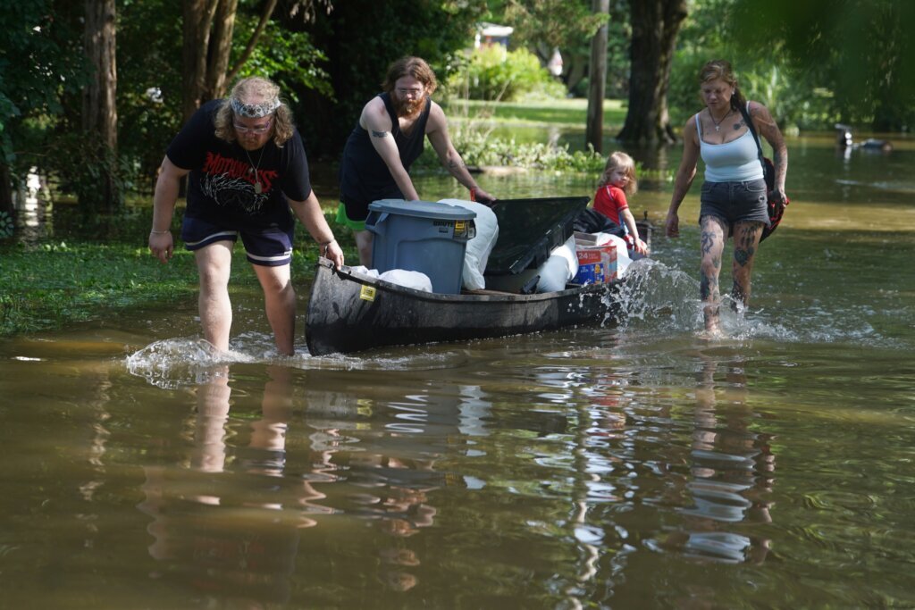 Flooding risk remains as storms move from the Midwest to the mid-Atlantic