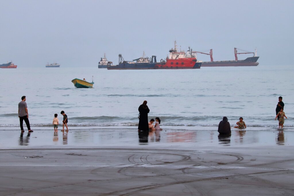 Possible Strait of Hormuz deal, Israeli soldiers killed in Lebanon and other news in the Mideast