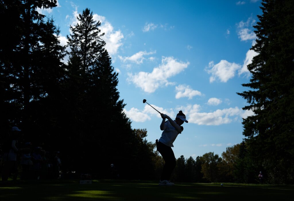 Yamashita opens 5-stroke lead in CPKC Women’s Open as players fight off mosquitos