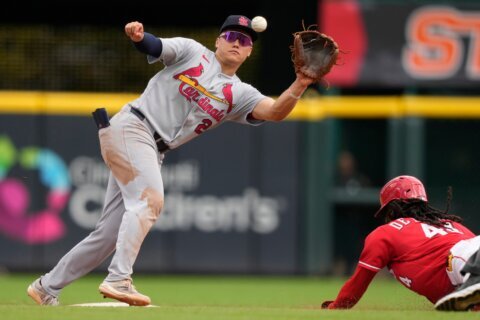 Dane Myers’ dropped fly with 2 outs in 9th gives Cardinals a wild 10-9 win over Reds