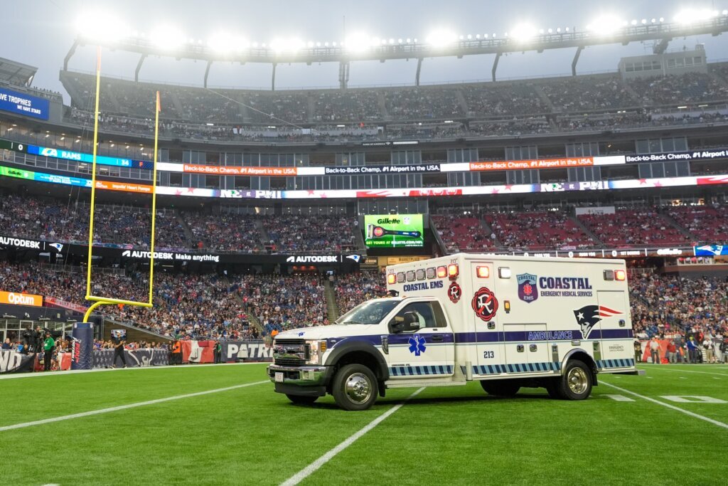 Eagles’ Ja’Quinden Jackson has movement after being taken off in ambulance following injury