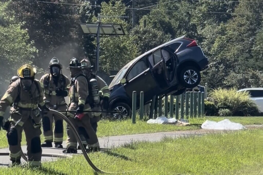 Vehicle strikes gas line causing leak in Fairfax County