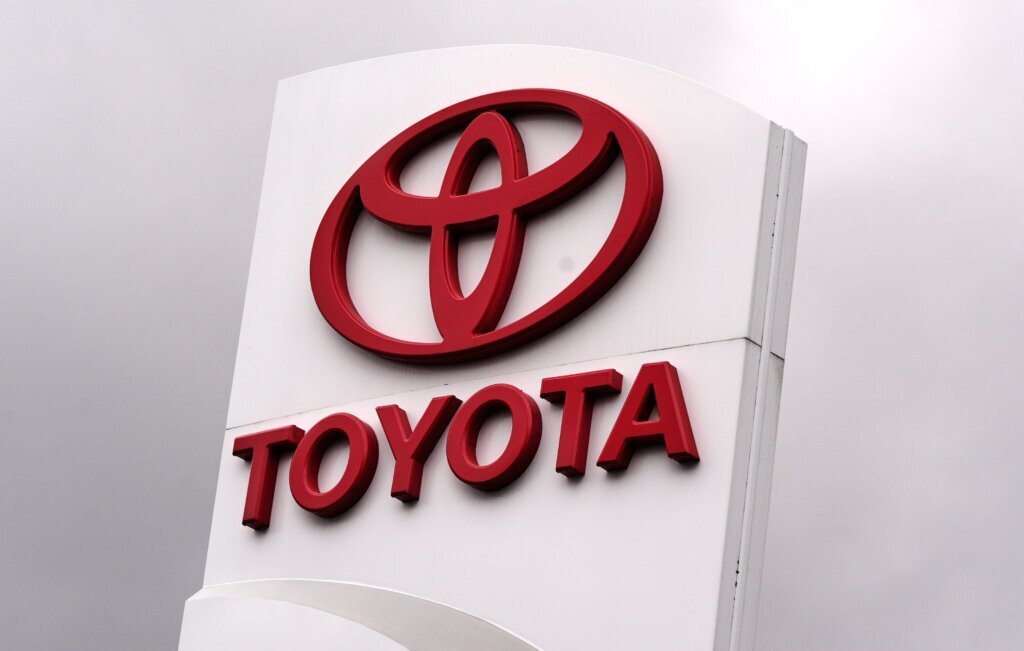 Toyota recalls 655K Camrys over display error that may deactivate turn signals and other indicators