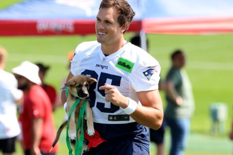 Hunter Henry ends limbo, signing a 2-year extension with Patriots through 2027