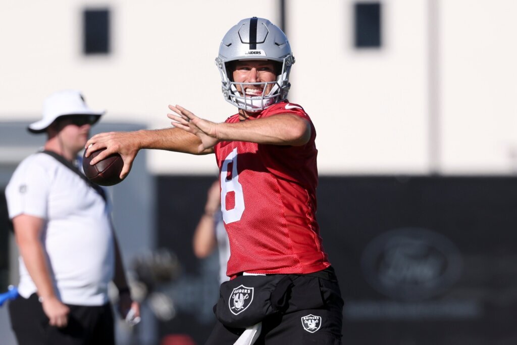 Raiders quarterback Kirk Cousins and Maxx Crosby scuffle late in Friday practice