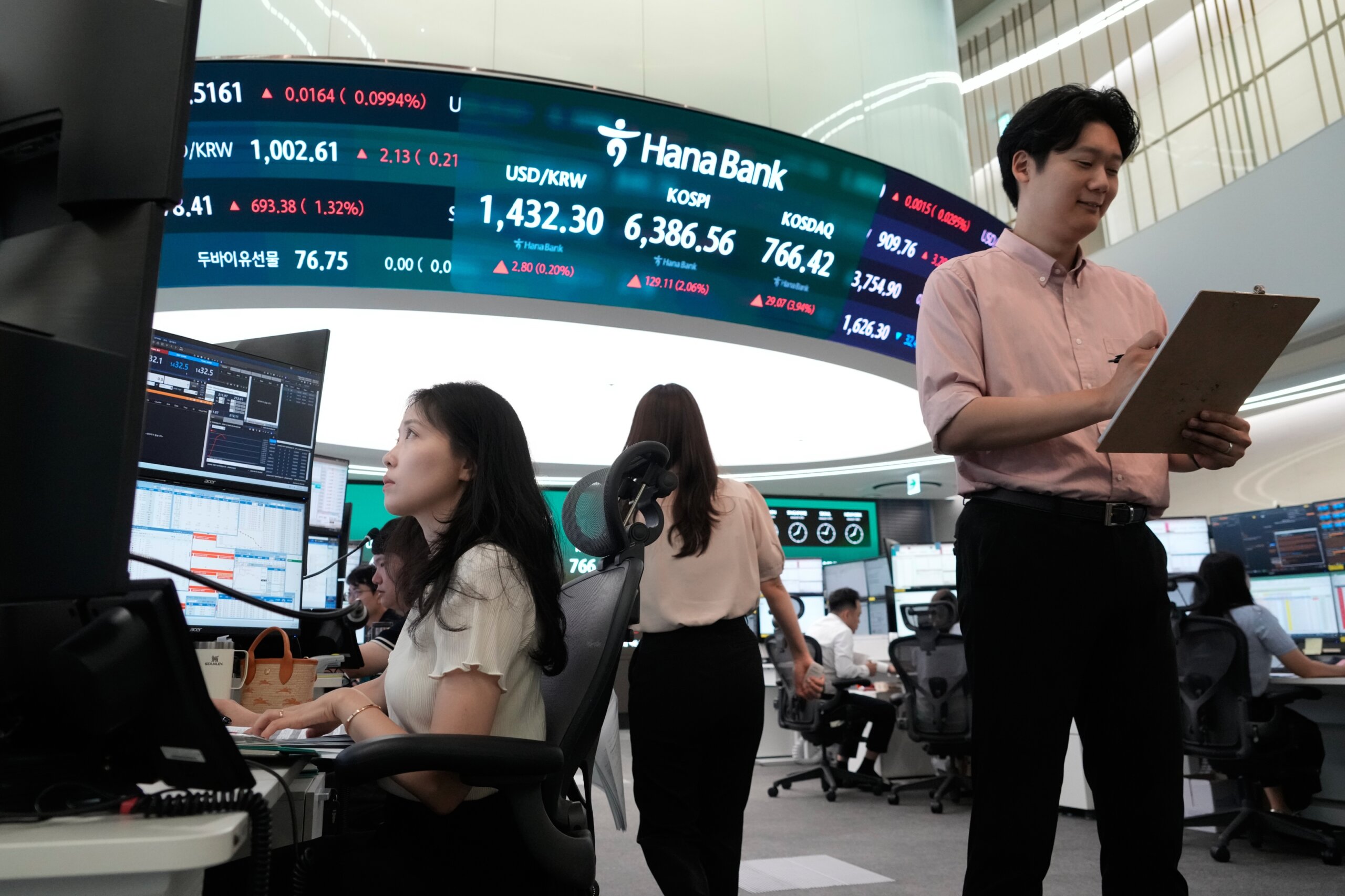 Asian shares mostly dip after US stocks rally