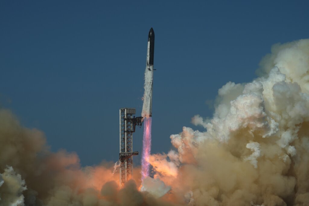 SpaceX shares rise even as company insiders get a chance to sell for the first time