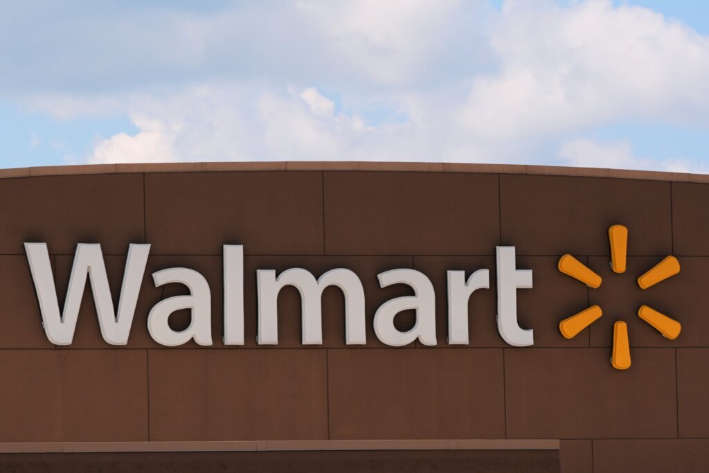 Walmart sees the slowest pace in US comparable sales in 6 years and offers cautious guidance