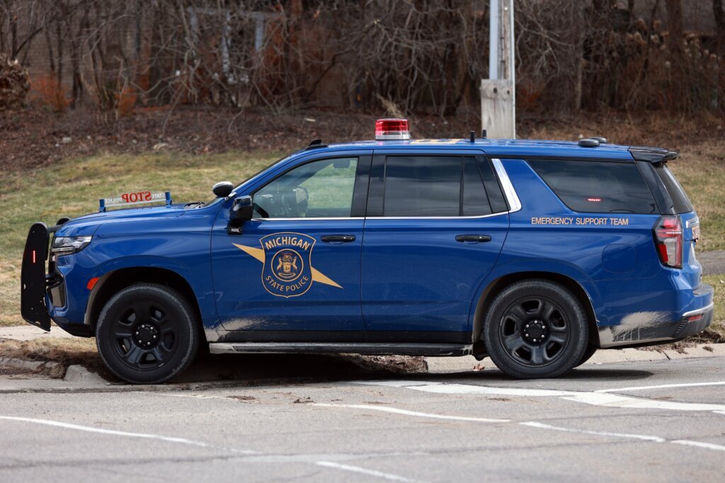 Policía: Asesinan a varias personas en viviendas de Michigan; sospechoso fue encontrado muerto